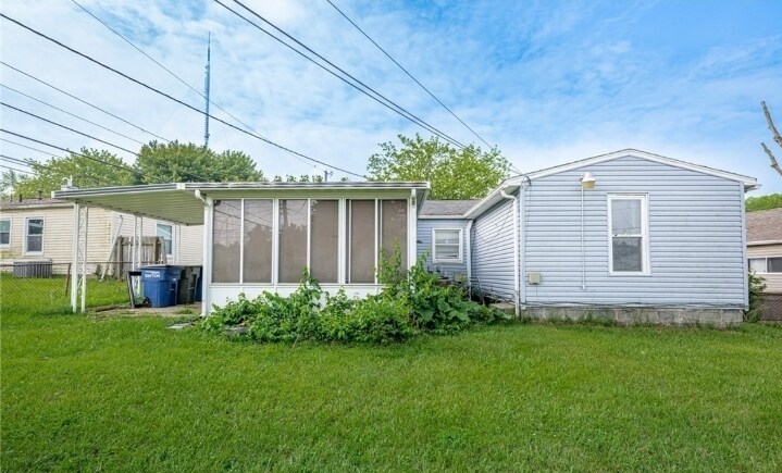 Side view - 3592 Roejack Dr