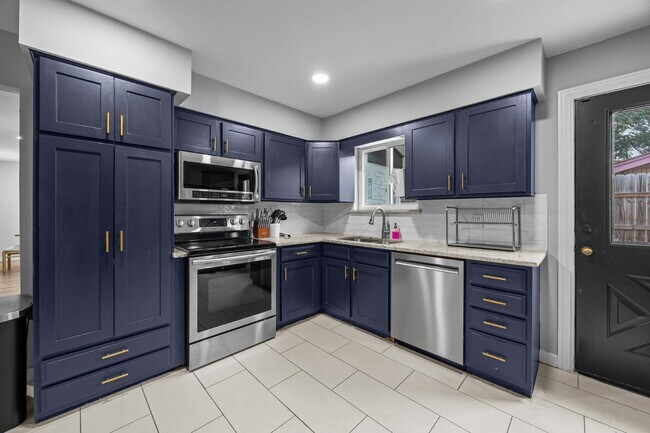 Building Photo - 2227 Greenbrier Dr
