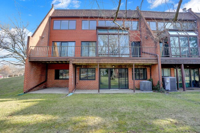 Building Photo - AMAZING SPACIOUS END UNIT TOWNHOUSE IN PRIME LOCATION