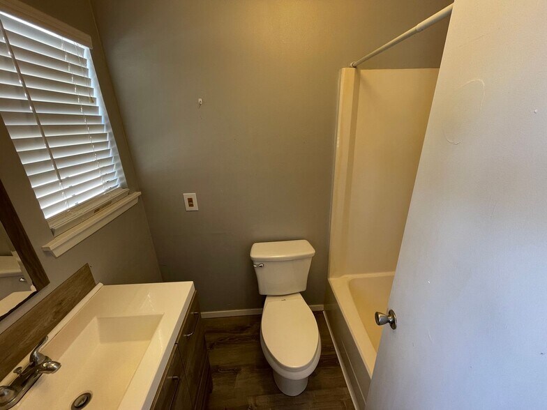Building Photo - SUBLEASE AVAILABLE FOR IMMEDIATE MOVE IN - 2 Bedroom 2 Bathroom Condo