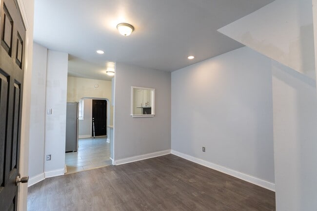 Building Photo - Newly rehabbed 3 bedroom 1.5 bath unit