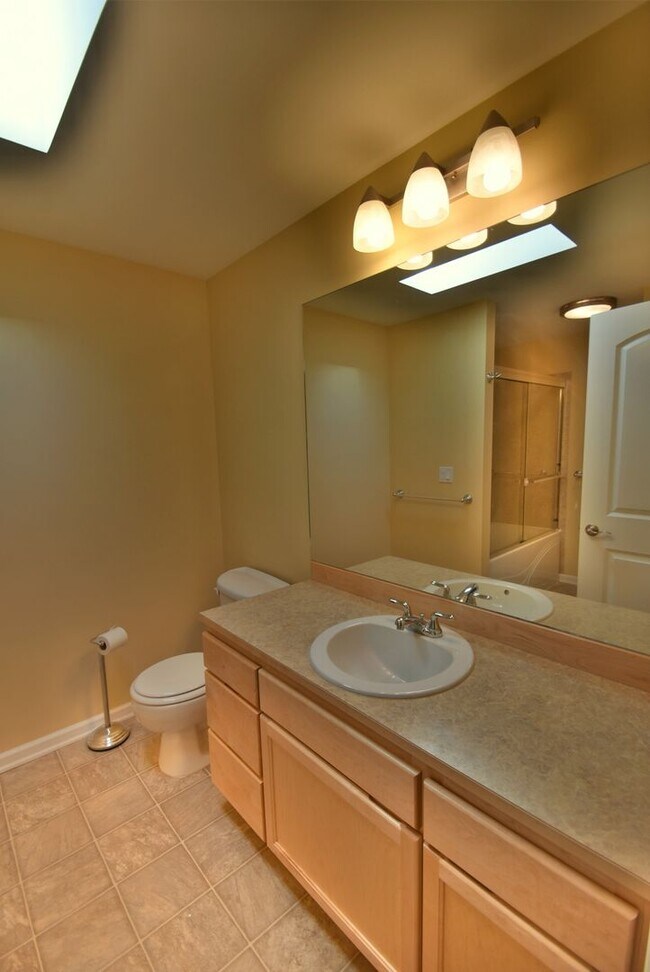 Building Photo - 2Bd/1.5Ba Edmonds Condo