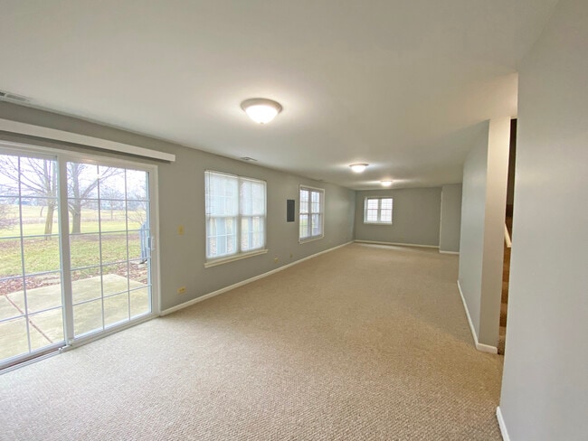 Building Photo - 6146 Golfview Dr