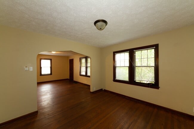 Building Photo - 1 bed 1 bath. Located in desirable Christi...