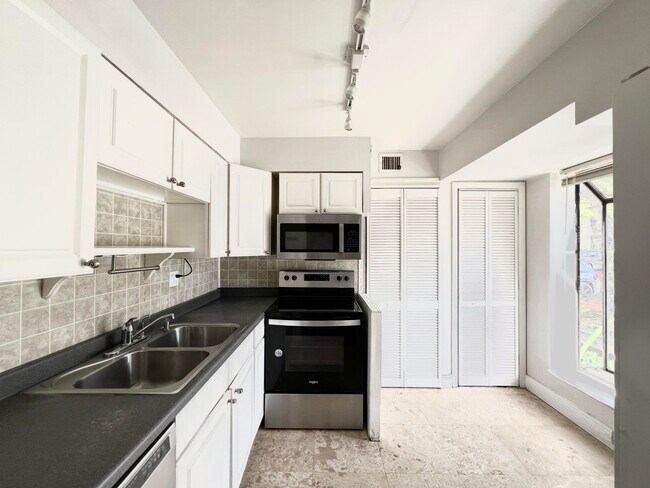 Building Photo - 717 Gardens Dr