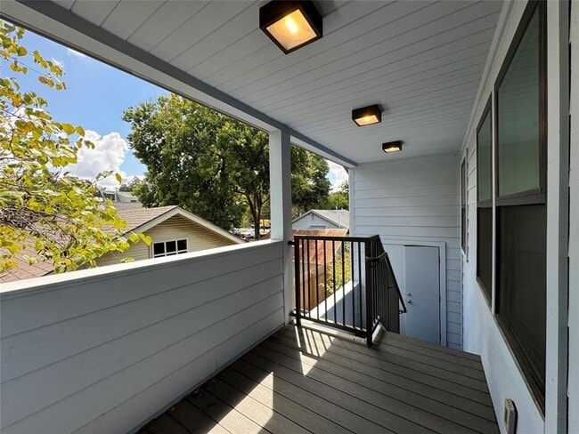 Building Photo - 1208 E 2nd St