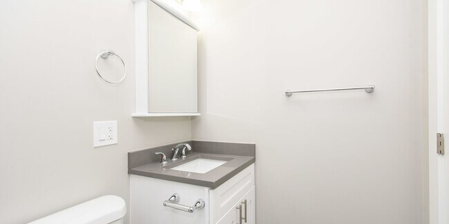 Building Photo - Recently Rehabbed, Top Floor 2bd/2bth Avail 5/20