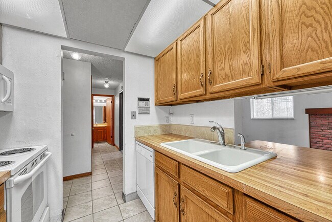 Building Photo - $1,395.95, 1 bed, 1 bath garden level Condo with Washer/Dryer