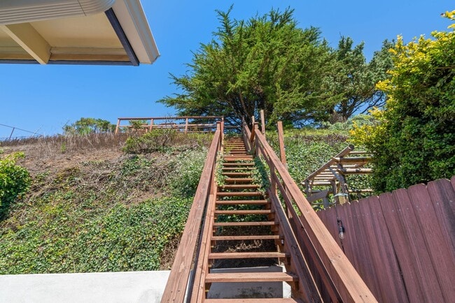 Building Photo - Pacific Ocean and Hillside Views