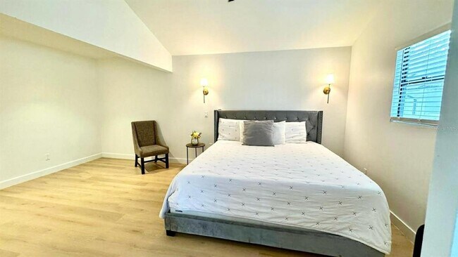 Building Photo - 415 E 6th Ave