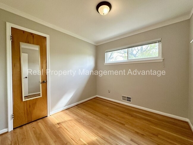 Building Photo - Mid-Century 3 Bed/2 Bath Ranch Near Downto...