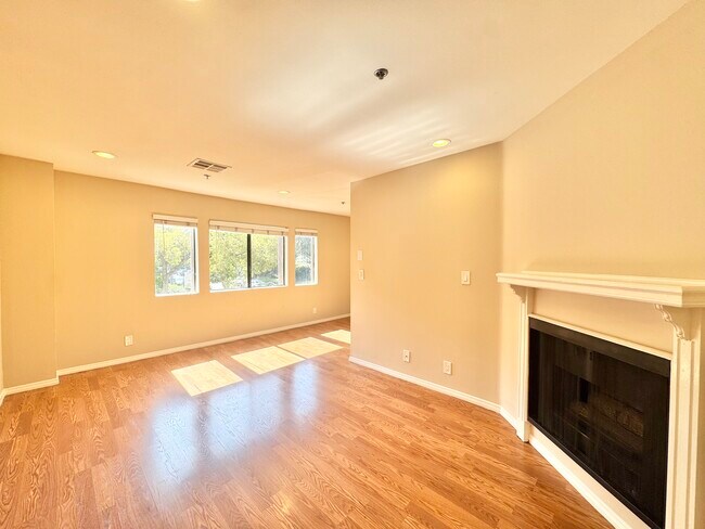 Primary Photo - 102 N Clark Dr