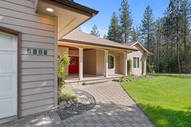 Building Photo - 6 Bed 4 Bath Daylight Rancher on Acreage in Mead School District.  Absolutely Gorgeous