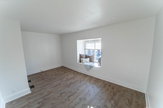 Building Photo - 617 E Chestnut St