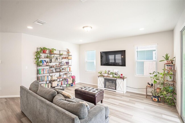 Building Photo - 301 Elm Br Trl
