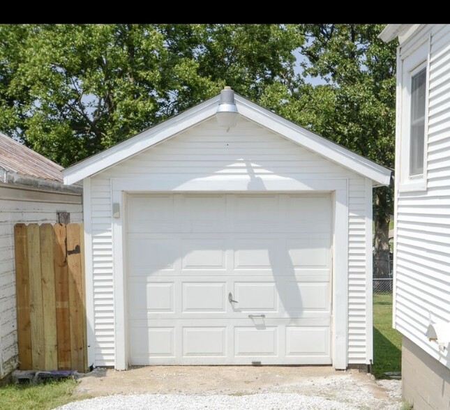 Building Photo - 917 W Della St