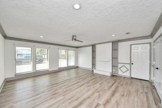 Building Photo - 4503 Hollybrook Ln