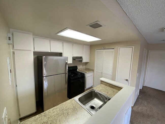 Building Photo - 2 BR 2 BA 1 Story Condo w/Balcony W/D Gate...