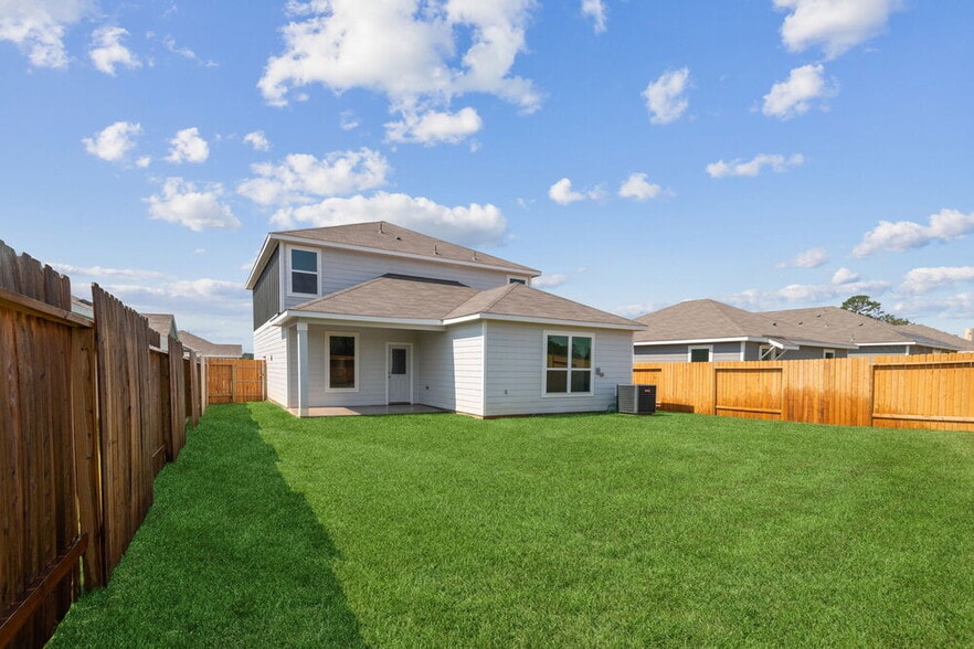 Building Photo - 16426 Honeysuckle Hl Dr