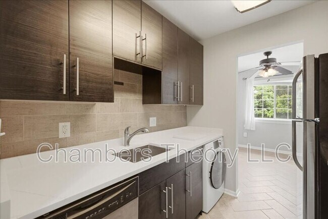 Building Photo - 1521 Colonial Dr