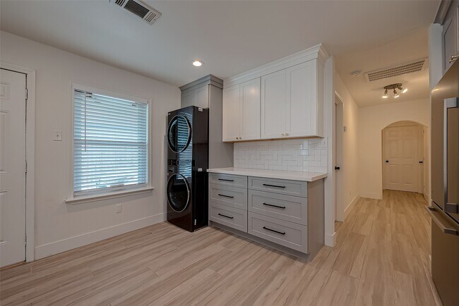 Building Photo - 915 Adele St