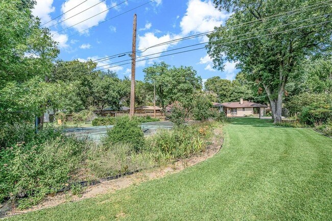Building Photo - 2913 Ridgedale Dr