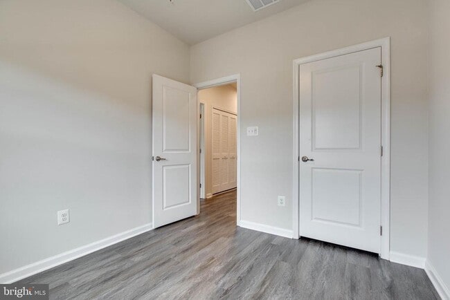 Building Photo - 7912 N Gladden Farm Way