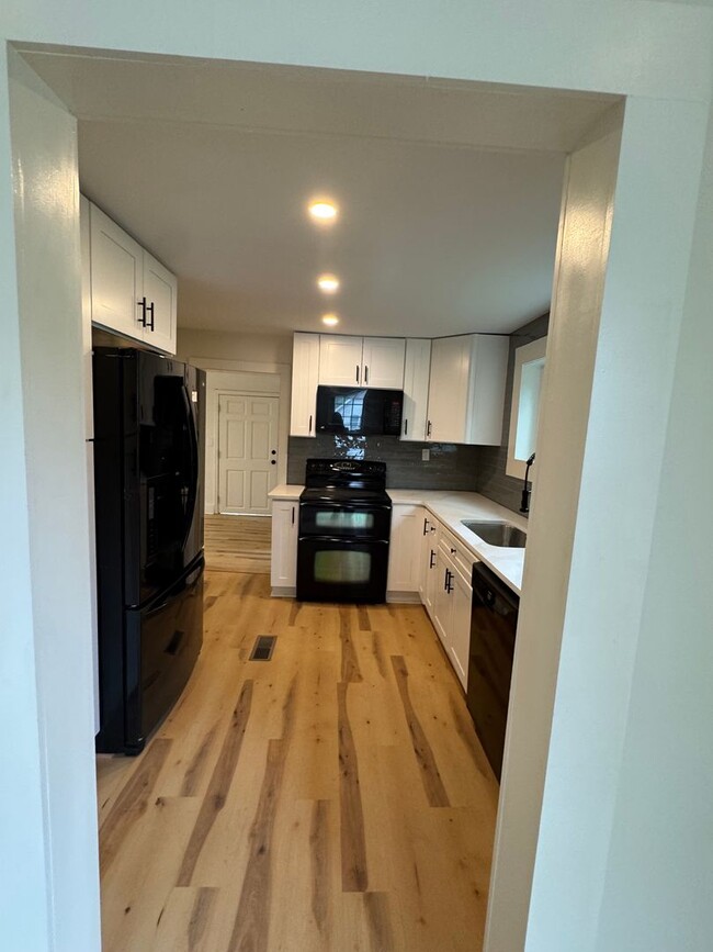 Building Photo - Gorgeous Fully Remodeled 2-Bedroom Home in...