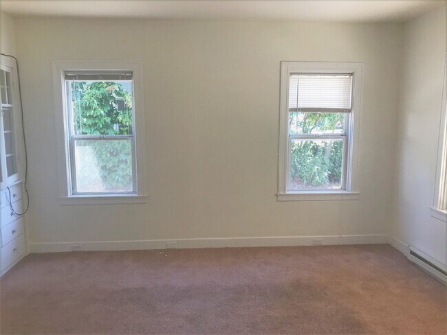 Building Photo - 5 bed/3 bath and 3 kitchen house in West U...