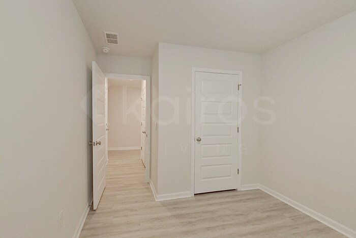 Building Photo - 261 Monarch Ln