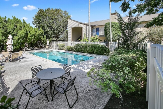 Building Photo - 7065 N Holiday Dr