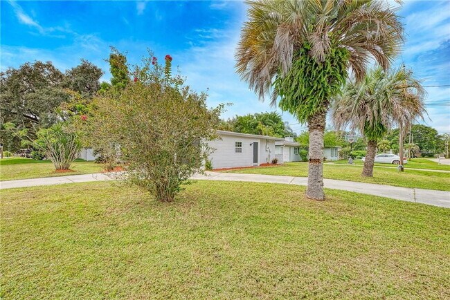 Building Photo - MOVE IN TO THIS SARASOTA HOME NOW WITH ZER...