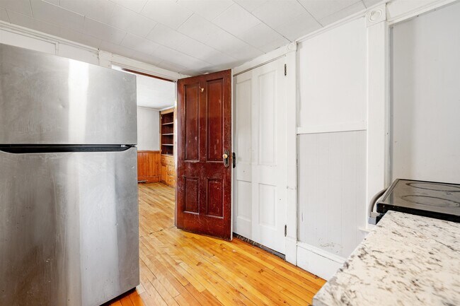 Building Photo - 4 Elm St