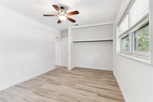 Building Photo - 610 Bosphorous Ave