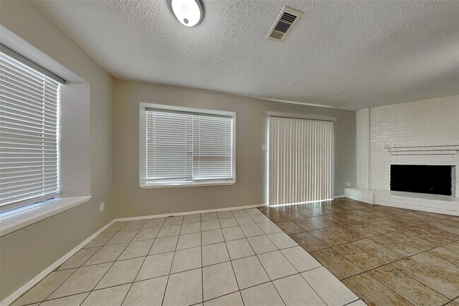 Building Photo - 18538 Spinney Ln