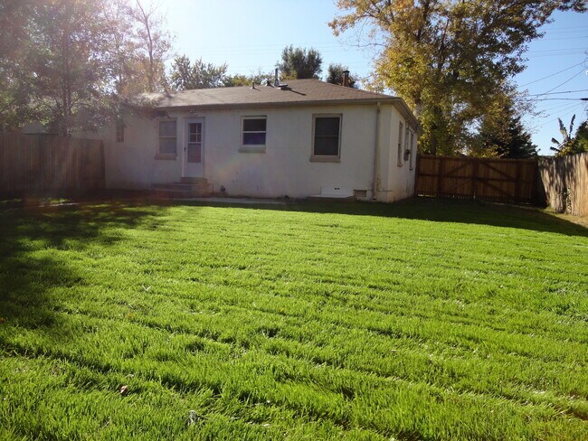 Building Photo - Updated Duplex with Fresh Paint and  Fenced Yard in Great Location!