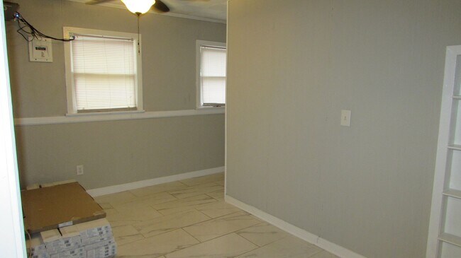 Building Photo - NEWLY REMODELED 3 BEDROOM 2 BATH