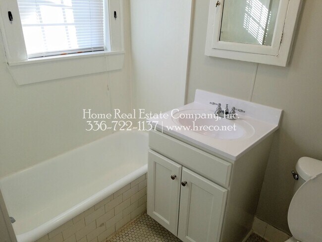 Building Photo - 405 N Spring St