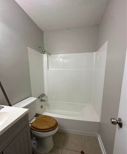 Building Photo - 1015 Routon Dr SW