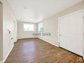 Building Photo - 5 Bed and 3 Bath Single-family Home Availa...