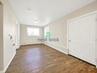 Building Photo - 5 Bed and 3 Bath Single-family Home Availa...