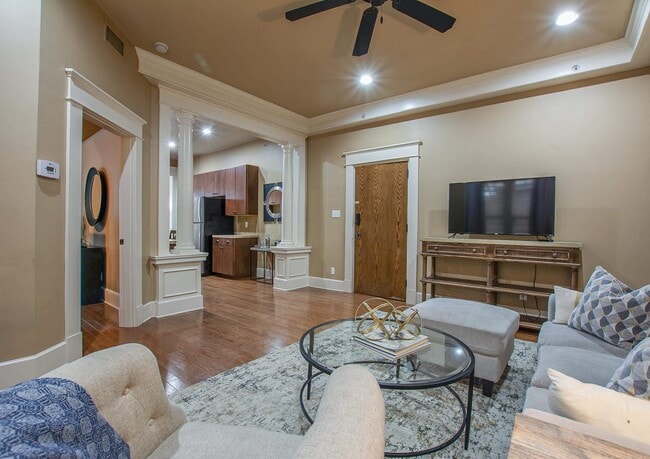 Building Photo - 612 Center St