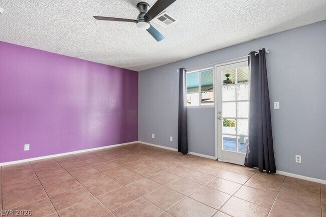 Building Photo - 4561 Paseo El Rio Dr