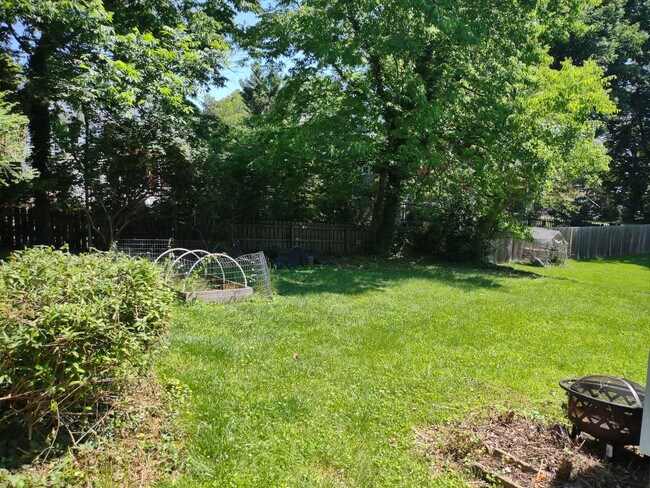 Building Photo - 2BD/1BA House Walking Distance to Downtown!