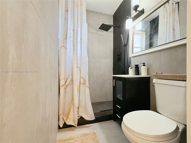 Building Photo - 1726 Thomas St