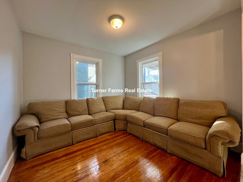 Building Photo - 10 Bucknam St