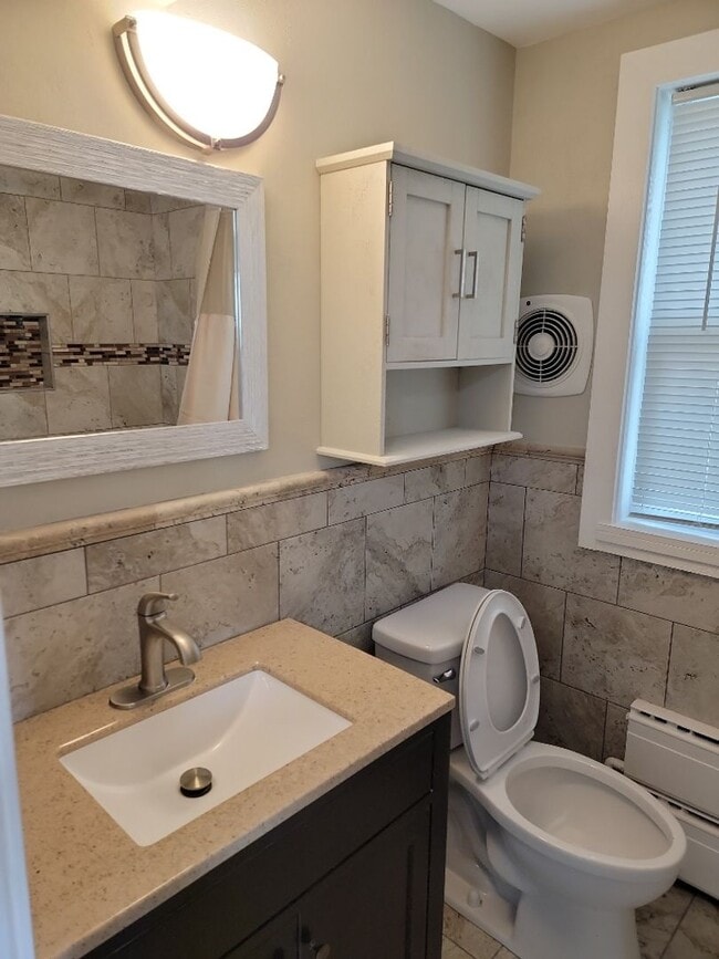 Building Photo - AVAILABLE JUNE 1st 2026 - Fantastic Newly Renovated 5 Bed 2 Bath Home w/ Garage