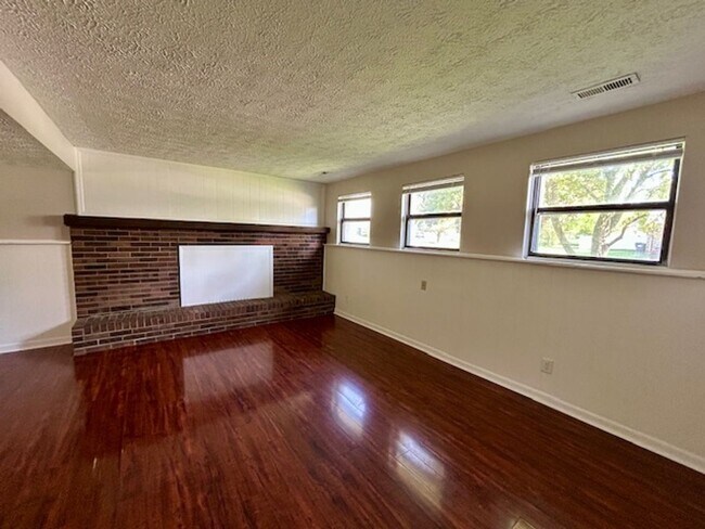 Building Photo - Welcome Home to This Beautifully Maintained Tri-Level Gem!