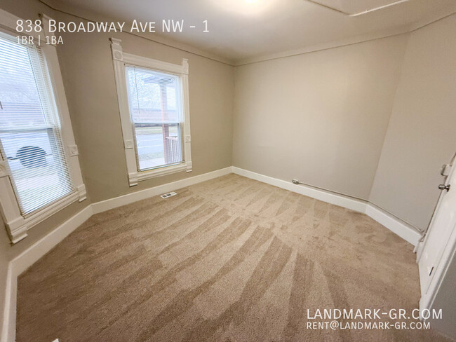 Building Photo - Updated 1-Bed, 1-Bath – First Month Rent $...