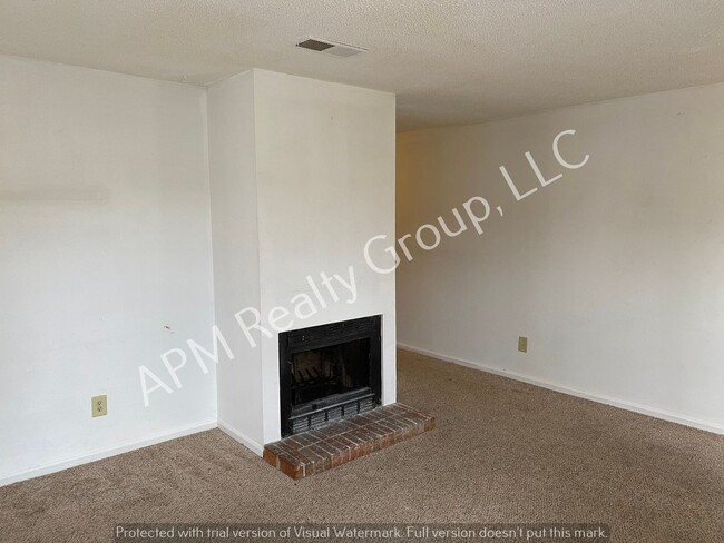 Building Photo - Duplex in convenient location